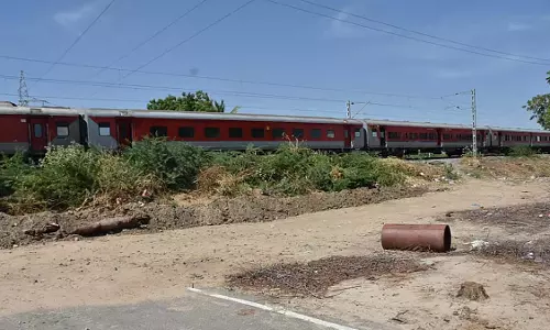 भीड़भाड़ और पहुँच को कम करने के लिए रेलवे फाटक या सड़क पुल बनाएँ: निवासी