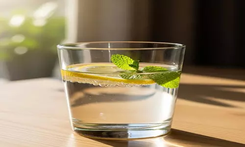 सुबह खाली पेट सौंफ का पानी पीने के फायदे: पाचन, डिटॉक्स और वजन नियंत्रण