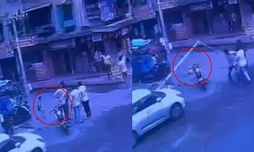 वसई में बड़ा हादसा टला, स्कूली बच्चे पर गिरा बिजली का खंभा, CCTV में कैद