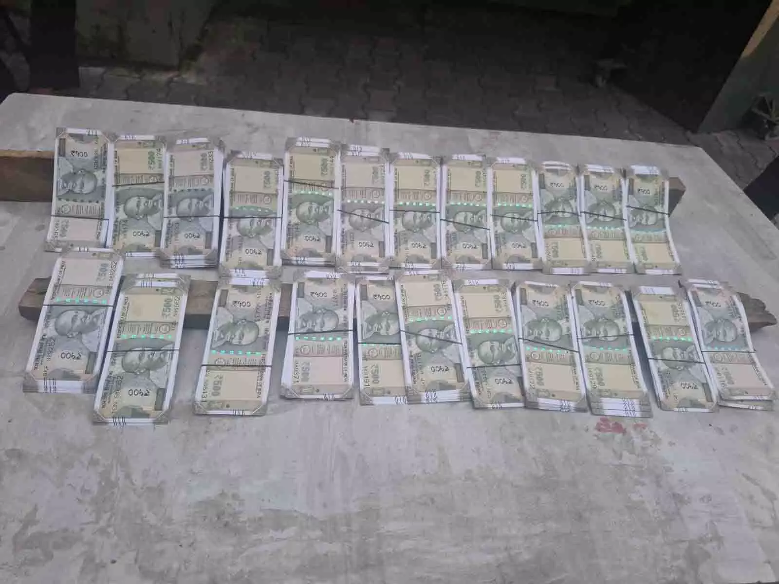 Punjab: नकली नोटों के खेल का पर्दाफाश, लाखों की नकदी बरामद Punjab: नकली नोटों के खेल का पर्दाफाश, लाखों की नकदी बरामद