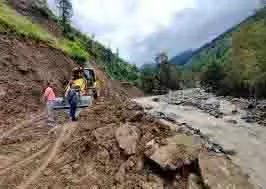 Himachal: भारी बारिश से रास्ते पर आया मलबा, मणिमहेश यात्रा पर रोक Himachal: भारी बारिश से रास्ते पर आया मलबा, मणिमहेश यात्रा पर रोक
