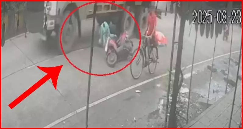 OMG! महिला की मौत का LIVE वीडियो, लोगों में भारी आक्रोश OMG! महिला की मौत का LIVE वीडियो, लोगों में भारी आक्रोश