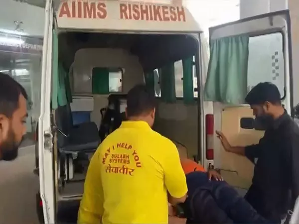 Tharali में बादल फटने से छह घायलों को एयरलिफ्ट कर एम्स ऋषिकेश पहुंचाया गया Tharali में बादल फटने से छह घायलों को एयरलिफ्ट कर एम्स ऋषिकेश पहुंचाया गया