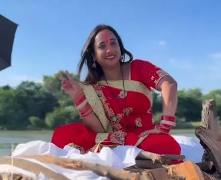 चिलचिलाती गर्मी में भी रानी चटर्जी ने मस्तीभरे अंदाज में की शूटिंग, पोस्ट किया बीटीएस वीडियो चिलचिलाती गर्मी में भी रानी चटर्जी ने मस्तीभरे अंदाज में की शूटिंग, पोस्ट किया बीटीएस वीडियो