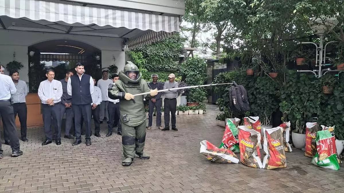 BDDS ने इंदौर में आगामी कार्यक्रमों से पहले सुरक्षा व्यवस्था की जांच के लिए होटल श्रीमाया में मॉक ड्रिल का आयोजन किया BDDS ने इंदौर में आगामी कार्यक्रमों से पहले सुरक्षा व्यवस्था की जांच के लिए होटल श्रीमाया में मॉक ड्रिल का आयोजन किया