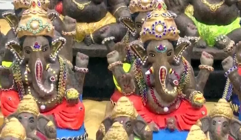 Gwalior: मिट्टी और गोबर से बनी गणेश प्रतिमाओं की बिक्री ग्वालियर में शुरू Gwalior: मिट्टी और गोबर से बनी गणेश प्रतिमाओं की बिक्री ग्वालियर में शुरू