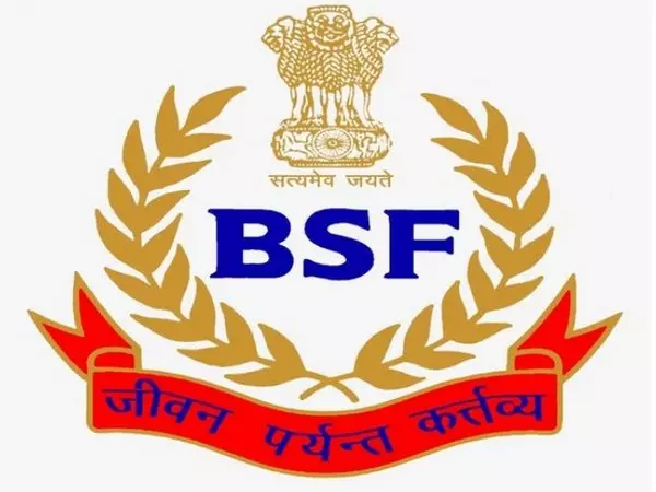 BSF ने कोरी क्रीक में इंजन लगी नाव के साथ 15 पाकिस्तानी मछुआरों को पकड़ा BSF ने कोरी क्रीक में इंजन लगी नाव के साथ 15 पाकिस्तानी मछुआरों को पकड़ा