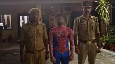 मेरठ में ऐतिहासिक घंटाघर पर चढ़कर वीडियो बनाने के लिए स्टंट करने वाला Spiderman गिरफ्तार मेरठ में ऐतिहासिक घंटाघर पर चढ़कर वीडियो बनाने के लिए स्टंट करने वाला Spiderman गिरफ्तार