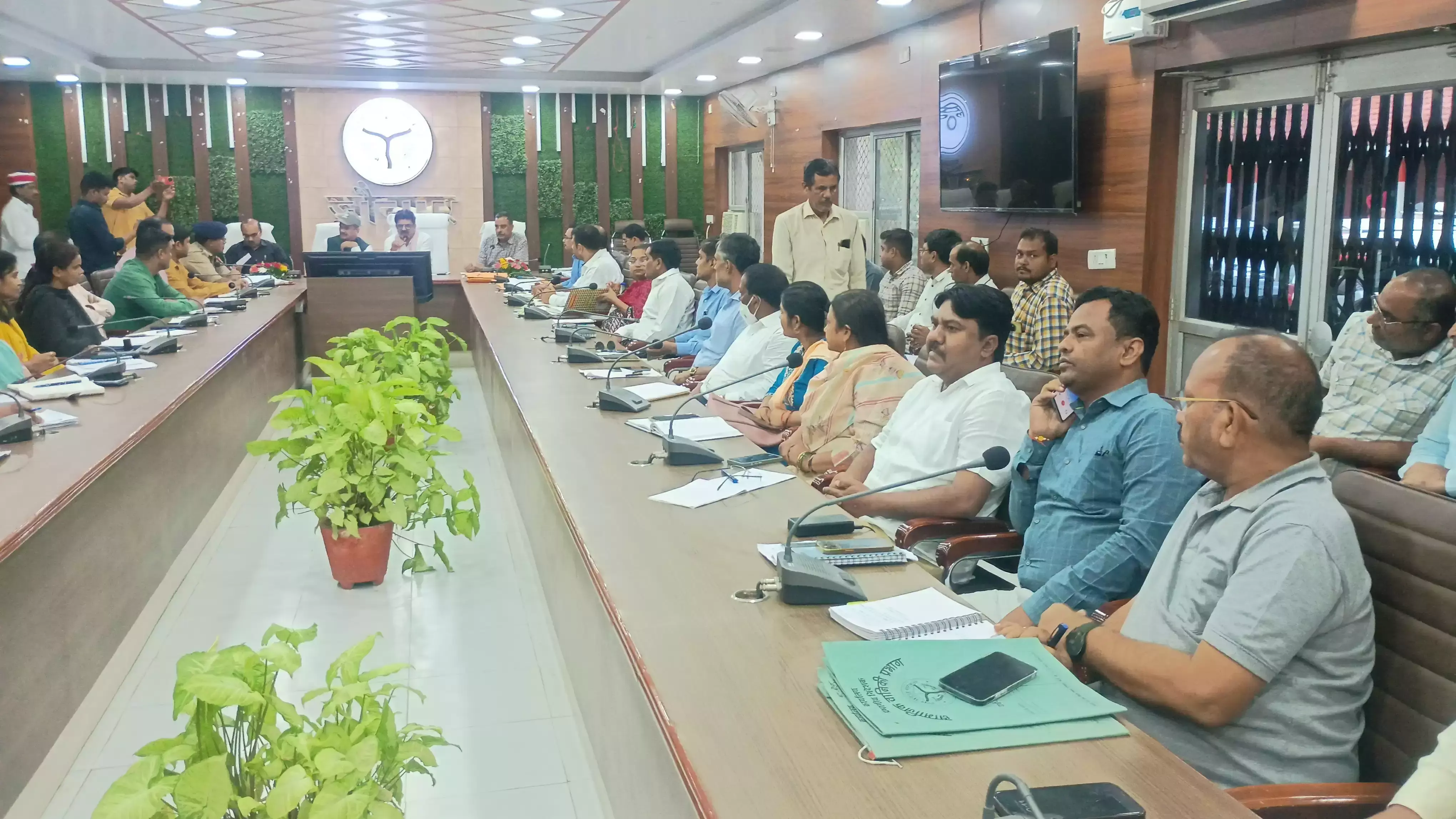 Jaunpur: महेश कुमार ने अधिकारियों को गोवंश स्वास्थ्य की निगरानी करने का निर्देश दिया Jaunpur: महेश कुमार ने अधिकारियों को गोवंश स्वास्थ्य की निगरानी करने का निर्देश दिया
