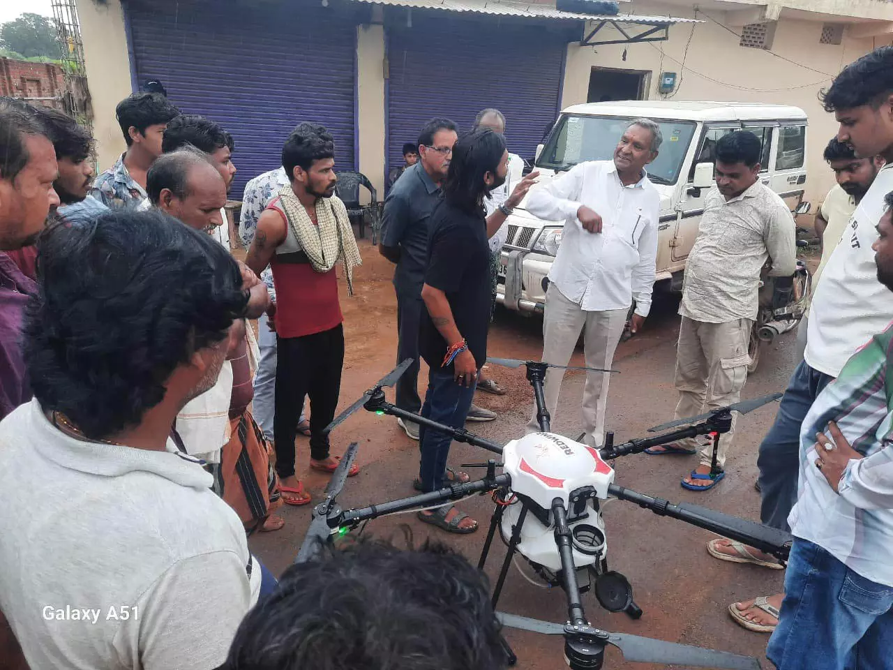 जोगनीपाली में ड्रोन से नैनो यूरिया का छिड़काव प्रदर्शन जोगनीपाली में ड्रोन से नैनो यूरिया का छिड़काव प्रदर्शन