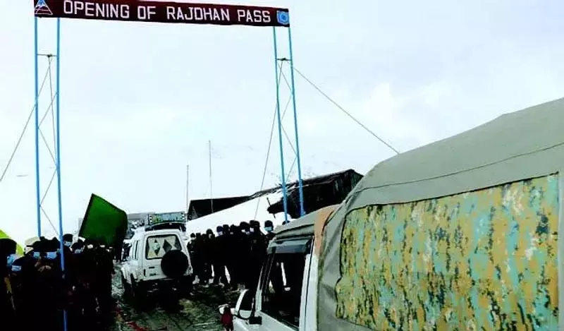 बीआरओ के रातभर अभियान से गुरेज-बांदीपोरा मार्ग बहाल बीआरओ के रातभर अभियान से गुरेज-बांदीपोरा मार्ग बहाल