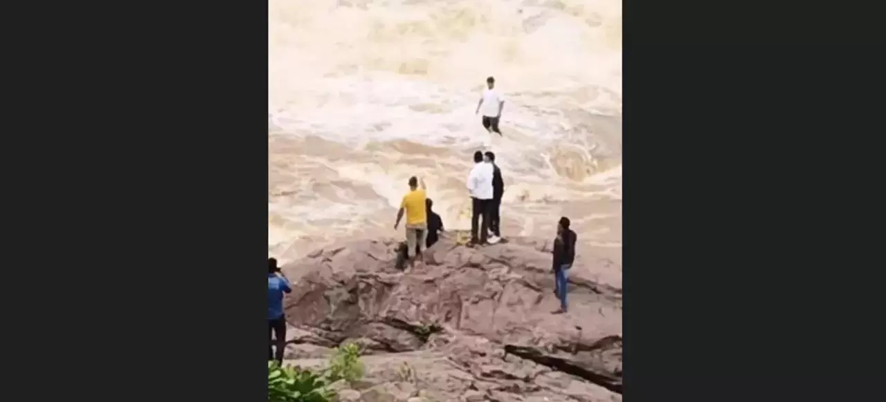 दुदुमा झरने पर रील बनाते समय यूट्यूबर बह गया; बचाव अभियान जारी दुदुमा झरने पर रील बनाते समय यूट्यूबर बह गया; बचाव अभियान जारी