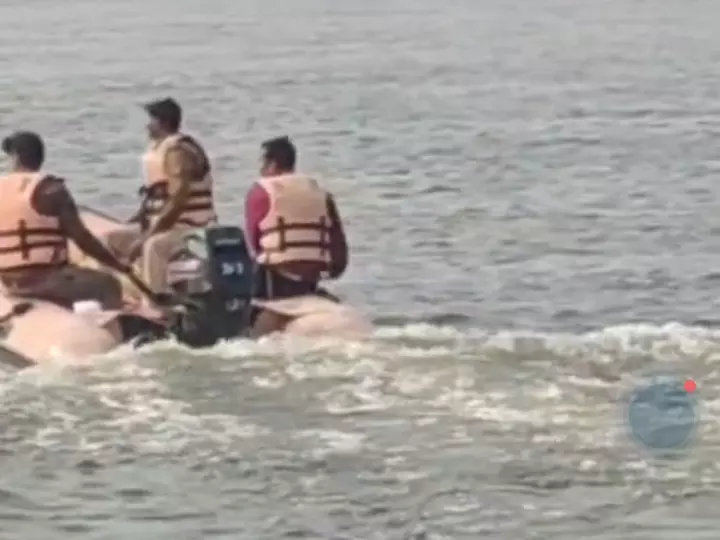 Mirzapur: बहती नदियों में फंसा ऑटो, महिला की जान गई Mirzapur: बहती नदियों में फंसा ऑटो, महिला की जान गई