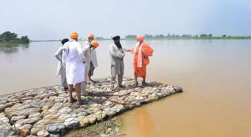 ब्यास नदी का जलस्तर 1.3 लाख क्यूसेक के पार, Ahli Kalan dam में दरारें आईं ब्यास नदी का जलस्तर 1.3 लाख क्यूसेक के पार, Ahli Kalan dam में दरारें आईं