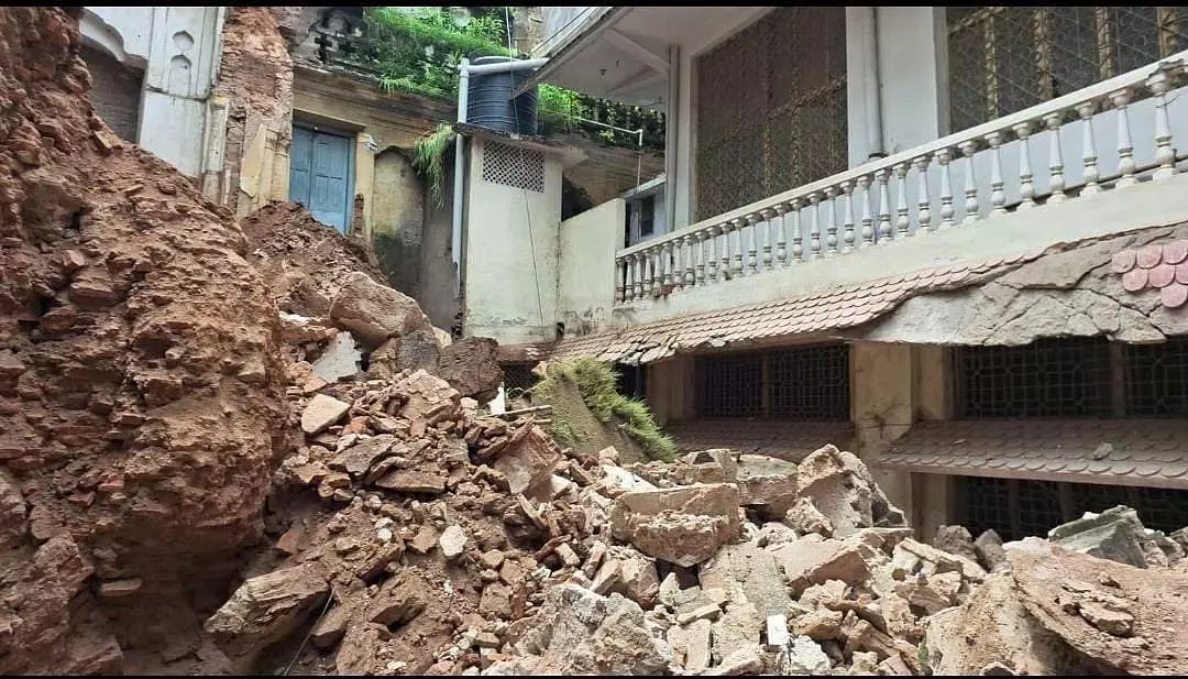 MP : छतरपुर में भारी बारिश के कारण 200 साल पुरानी इमारत ढह गई MP : छतरपुर में भारी बारिश के कारण 200 साल पुरानी इमारत ढह गई