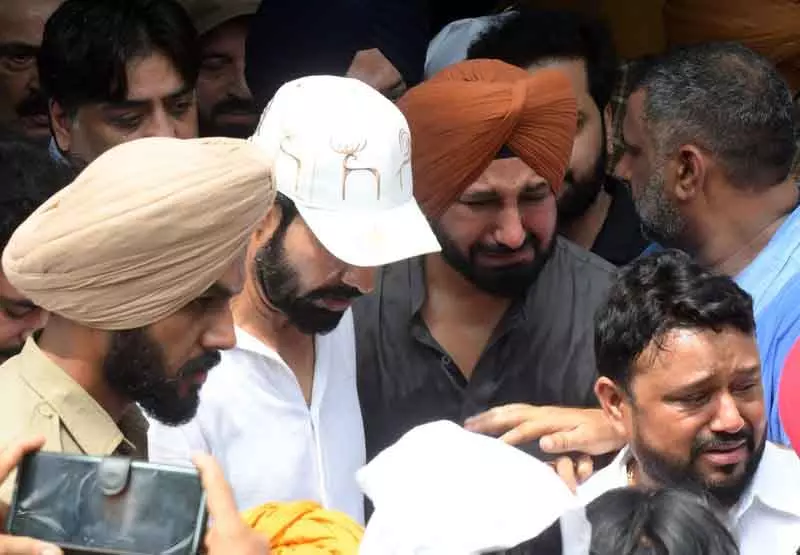 फिल्मी सितारों और प्रशंसकों ने Jaswinder Bhalla को अश्रुपूर्ण विदाई दी फिल्मी सितारों और प्रशंसकों ने Jaswinder Bhalla को अश्रुपूर्ण विदाई दी