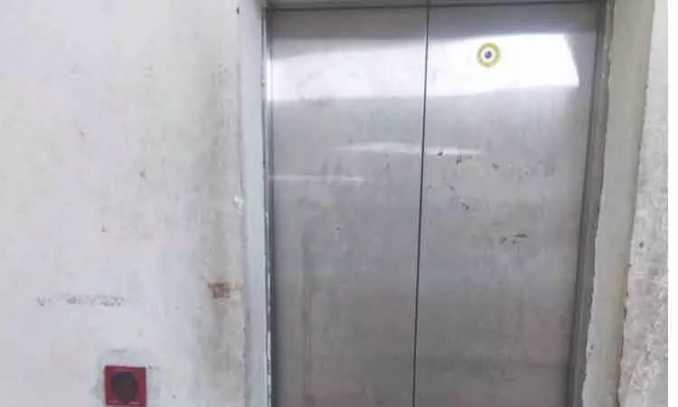 Tambaram और सेलयूर संयुक्त रजिस्ट्रार कार्यालय में खराब लिफ्ट और टूटी बेंचों से जनता परेशान Tambaram और सेलयूर संयुक्त रजिस्ट्रार कार्यालय में खराब लिफ्ट और टूटी बेंचों से जनता परेशान