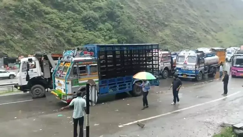 रामबन में भारी बारिश के बावजूद जम्मू-श्रीनगर हाईवे खुला रहा रामबन में भारी बारिश के बावजूद जम्मू-श्रीनगर हाईवे खुला रहा