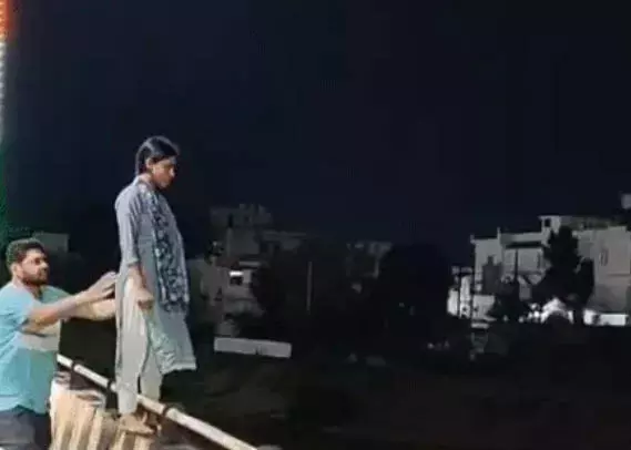 सुसाइड कर रही युवती को युवक ने बचाया, कूदने ही वाली थी पुल से सुसाइड कर रही युवती को युवक ने बचाया, कूदने ही वाली थी पुल से