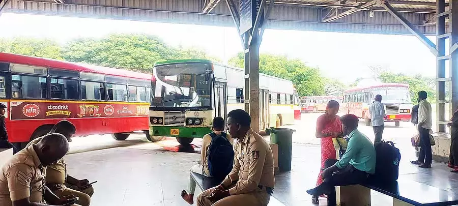 Karnataka : अधिकारियों ने मुलबागिलु शहर से हेब्बानी की ओर दो बसें भेजीं Karnataka : अधिकारियों ने मुलबागिलु शहर से हेब्बानी की ओर दो बसें भेजीं