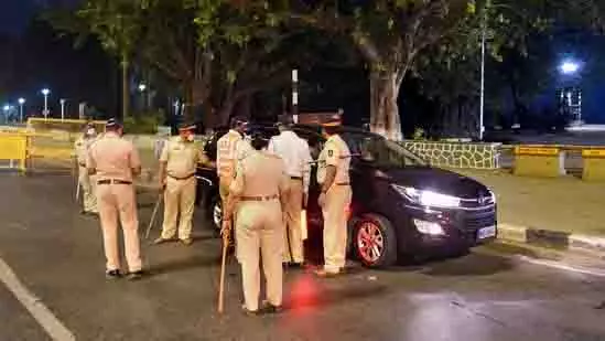 Kurla : 77 वर्षीय महिला से करोड़ों की धोखाधड़ी, पड़ोसियों पर शक Kurla : 77 वर्षीय महिला से करोड़ों की धोखाधड़ी, पड़ोसियों पर शक