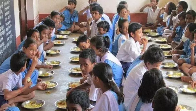 स्वतंत्रता दिवस पर मिड-डे मील नहीं देने पर 56 स्कूलों को नोटिस स्वतंत्रता दिवस पर मिड-डे मील नहीं देने पर 56 स्कूलों को नोटिस