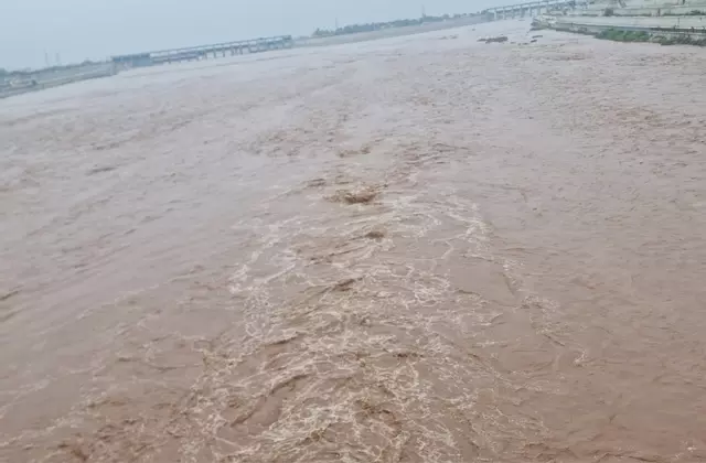 Jammu: भारी बारिश के बाद ट्रैफिक पुलिस अलर्ट मोड में Jammu: भारी बारिश के बाद ट्रैफिक पुलिस अलर्ट मोड में
