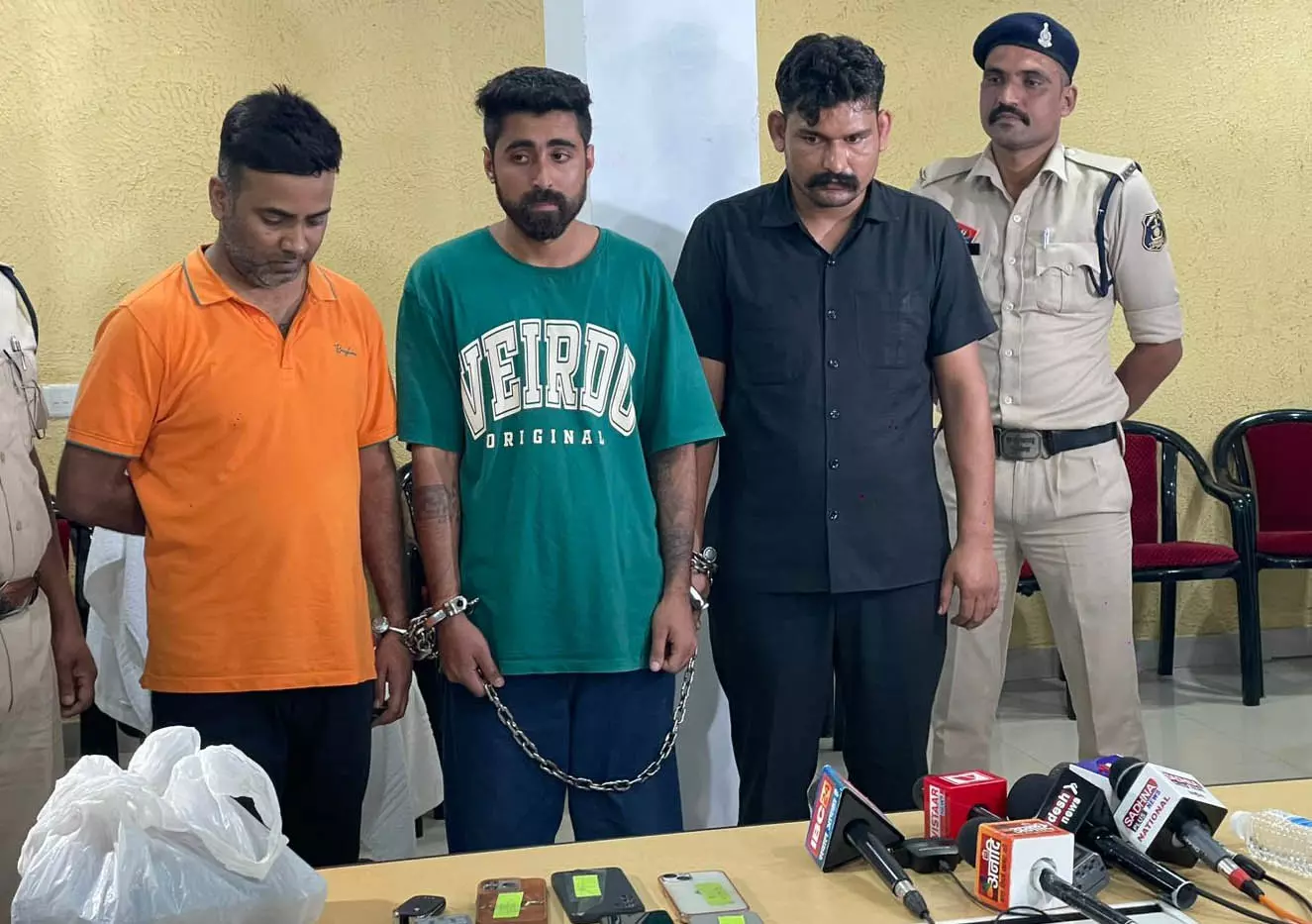 दो लाख का ड्रग जब्त, चार युवक गिरफ्तार दो लाख का ड्रग जब्त, चार युवक गिरफ्तार