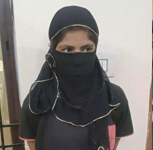 रायपुर : ड्रग्स सप्लाई करने वाली शादीशुदा महिला गिरफ्तार रायपुर : ड्रग्स सप्लाई करने वाली शादीशुदा महिला गिरफ्तार