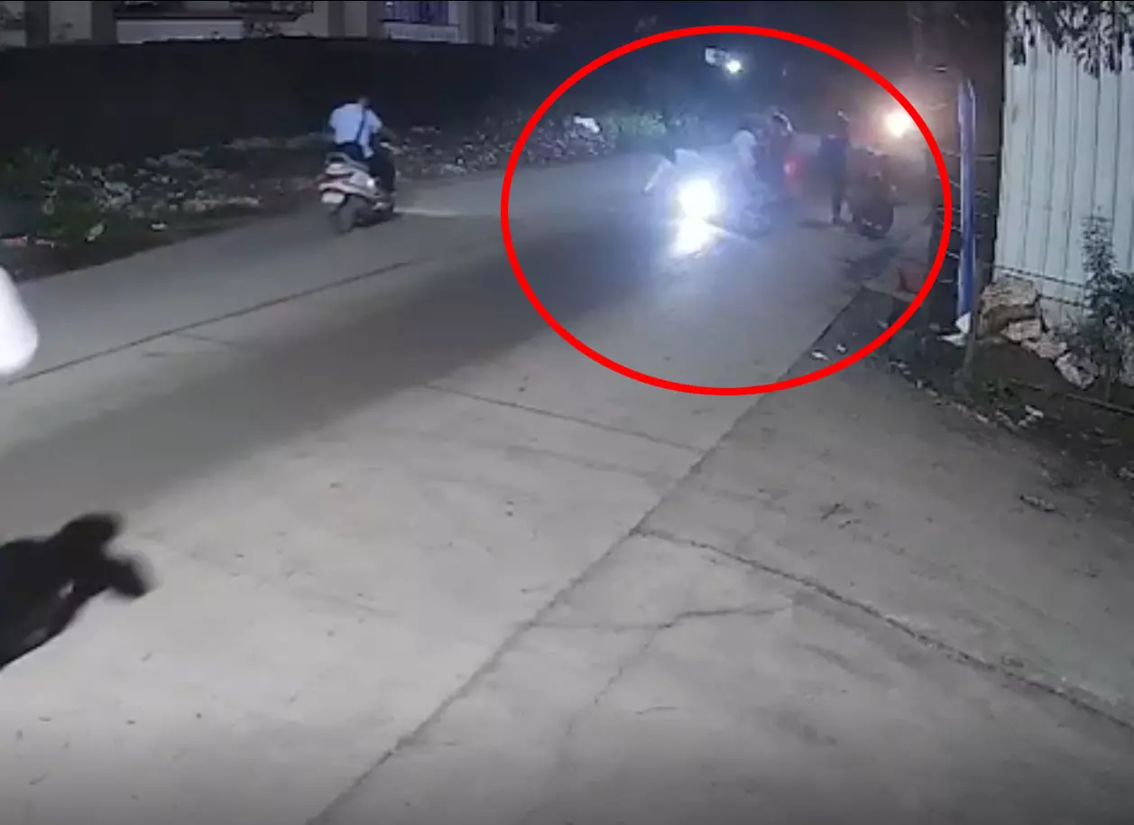 रोड एक्सीडेंट LIVE वीडियो, इस सड़क पर बार-बार क्या हो रहा है? रोड एक्सीडेंट LIVE वीडियो, इस सड़क पर बार-बार क्या हो रहा है?