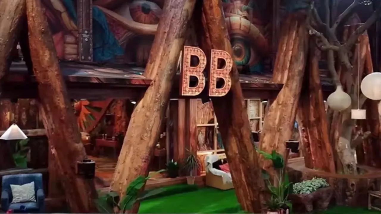 Bigg Boss 19 हाउस टूर: नया असेंबली रूम, मुर्गे की मूर्ति और कैंपिंग थीम Bigg Boss 19 हाउस टूर: नया असेंबली रूम, मुर्गे की मूर्ति और कैंपिंग थीम