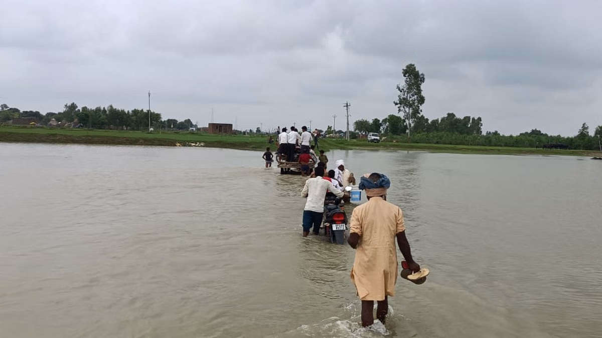 Badaun: गंगा का जलस्तर बढ़ने से सहसवान के गांव जलमग्न, हालात बिगड़े Badaun: गंगा का जलस्तर बढ़ने से सहसवान के गांव जलमग्न, हालात बिगड़े