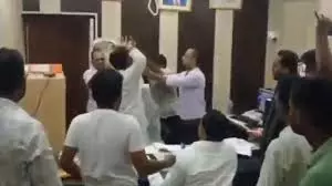 Ballia: भाजपा कार्यकर्ता ने अधीक्षण अभियंता से की मारपीट, पुलिस ने किया गिरफ्तार Ballia: भाजपा कार्यकर्ता ने अधीक्षण अभियंता से की मारपीट, पुलिस ने किया गिरफ्तार