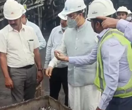 एचआरडी मंत्री ने वाराणसी के कचरे से चारकोल संयंत्र का निरीक्षण किया एचआरडी मंत्री ने वाराणसी के कचरे से चारकोल संयंत्र का निरीक्षण किया