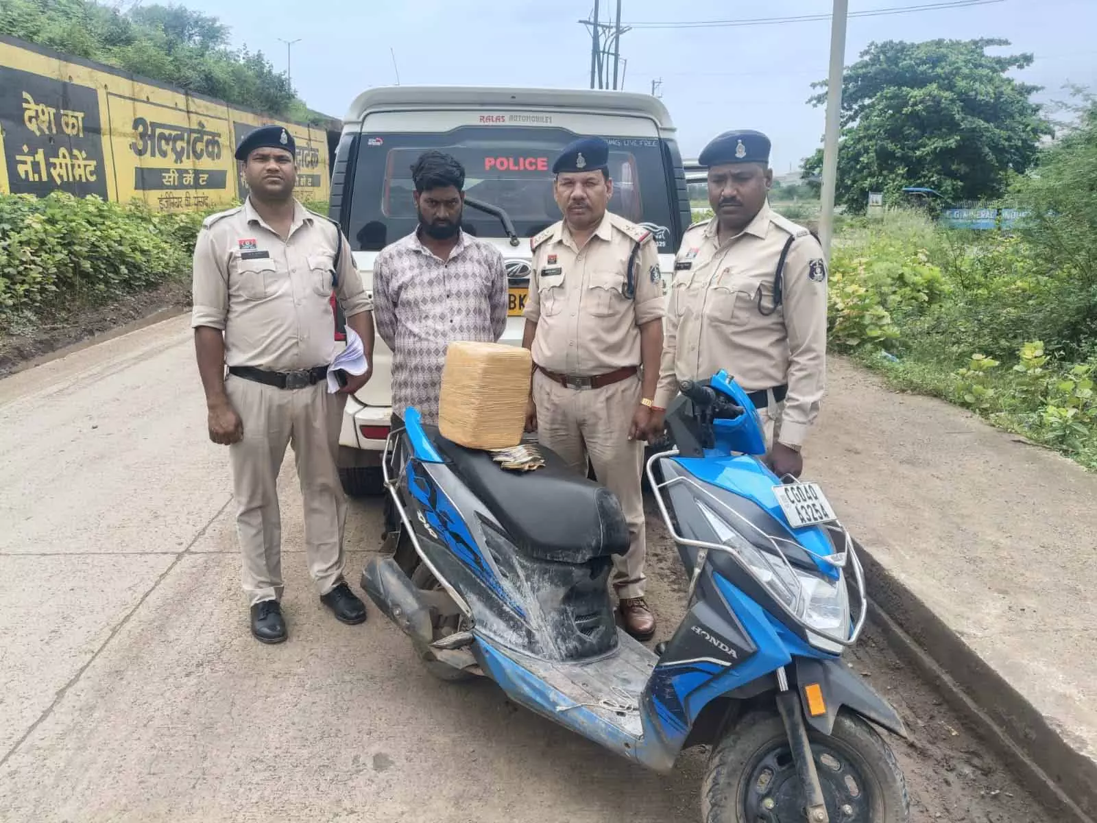 उरला में स्कूटी से गांजा जब्त, युवक गिरफ्तार उरला में स्कूटी से गांजा जब्त, युवक गिरफ्तार
