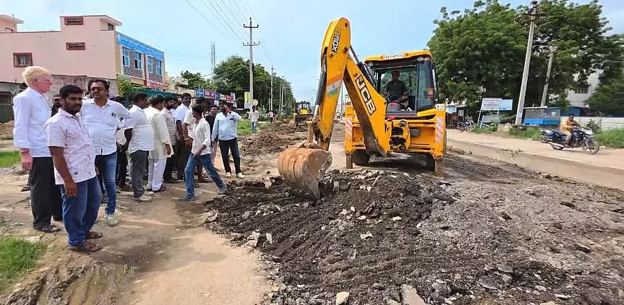 Bellary : सांसद हितनाल ने निजी धन से राजमार्ग के गड्ढे को बंद किया Bellary : सांसद हितनाल ने निजी धन से राजमार्ग के गड्ढे को बंद किया
