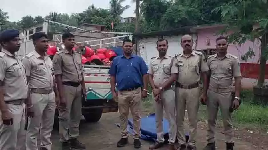 Balasore: गांव से 20 लाख रुपये के विस्फोटक बरामद, मालिक फरार Balasore: गांव से 20 लाख रुपये के विस्फोटक बरामद, मालिक फरार