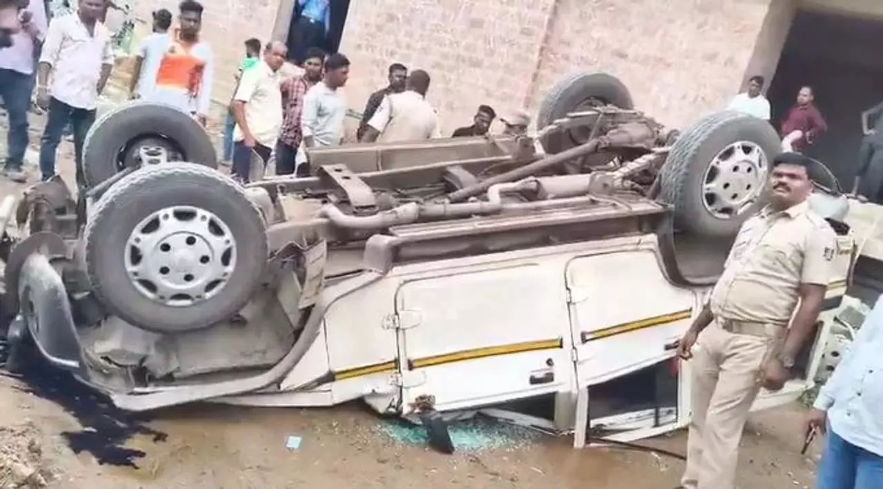 पुरी में बहु-स्तरीय पार्किंग से SUV गिरी, चालक गंभीर रूप से घायल पुरी में बहु-स्तरीय पार्किंग से SUV गिरी, चालक गंभीर रूप से घायल