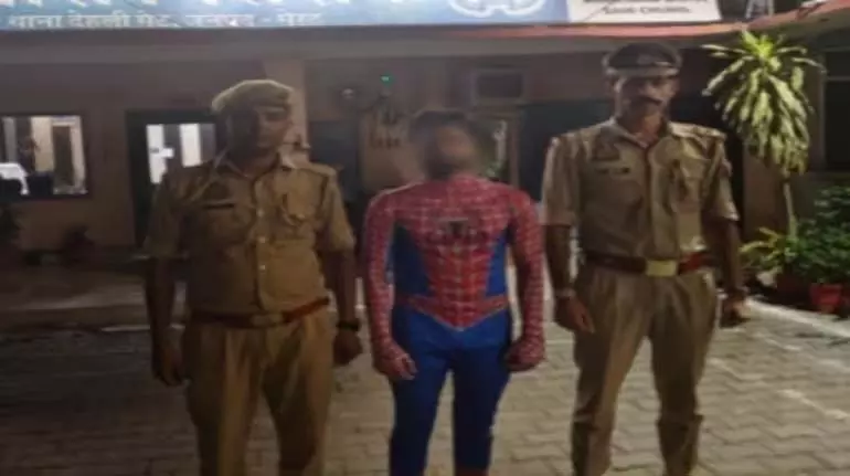 UP पुलिस ने मेरठ में ऐतिहासिक घंटाघर पर चढ़ने के आरोप में स्पाइडर-मैन को गिरफ्तार किया UP पुलिस ने मेरठ में ऐतिहासिक घंटाघर पर चढ़ने के आरोप में स्पाइडर-मैन को गिरफ्तार किया