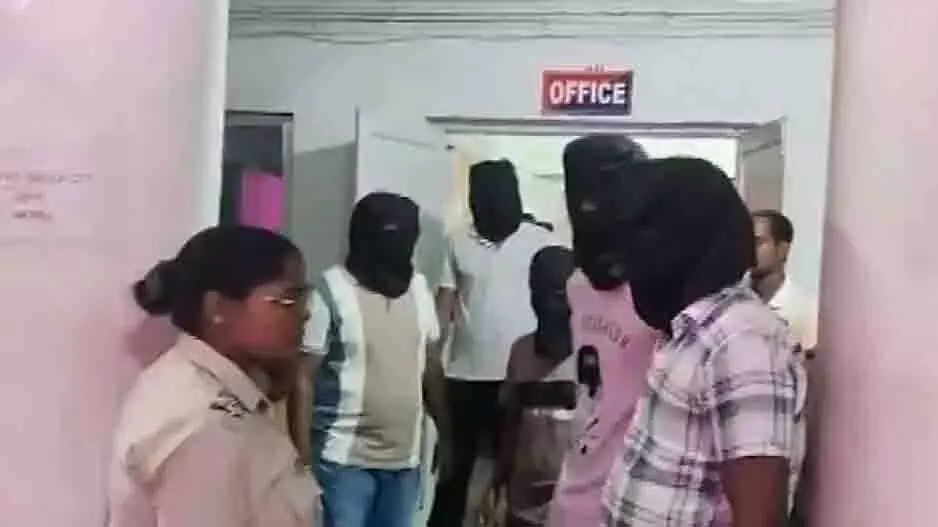 Paradip: स्पा के नाम पर अनैतिक धंधा, पुलिस ने किया भंडाफोड़ Paradip: स्पा के नाम पर अनैतिक धंधा, पुलिस ने किया भंडाफोड़
