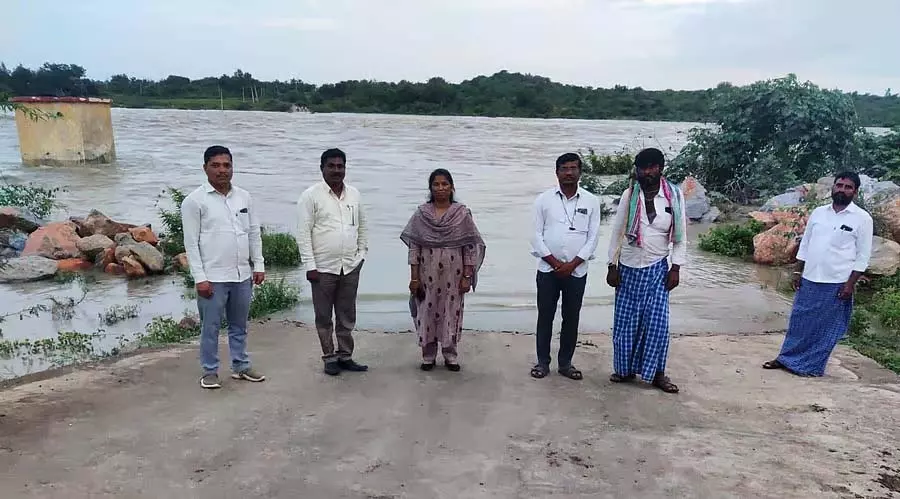 Raichur : अधिकारियों ने बाढ़ प्रभावित गांवों का दौरा किया Raichur : अधिकारियों ने बाढ़ प्रभावित गांवों का दौरा किया