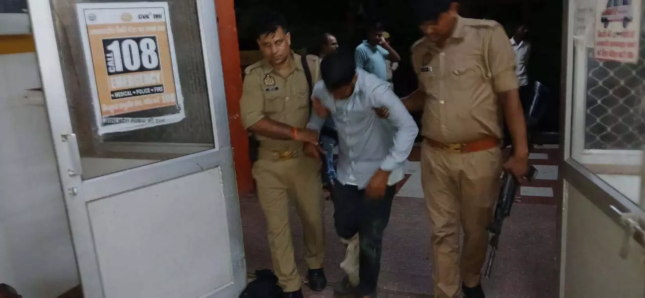 नकली पुलिस को असली गोली लगी नकली पुलिस को असली गोली लगी