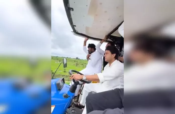 केंद्रीय मंत्री का दिखा अनोखा अंदाज, ट्रैक्टर चलाकर पहुंचे किसानों के बीच केंद्रीय मंत्री का दिखा अनोखा अंदाज, ट्रैक्टर चलाकर पहुंचे किसानों के बीच