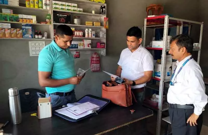 Himachal के सीमावर्ती इलाकों में झोलाछाप डॉक्टर ग्रामीणों को अपना शिकार बना रहे Himachal के सीमावर्ती इलाकों में झोलाछाप डॉक्टर ग्रामीणों को अपना शिकार बना रहे