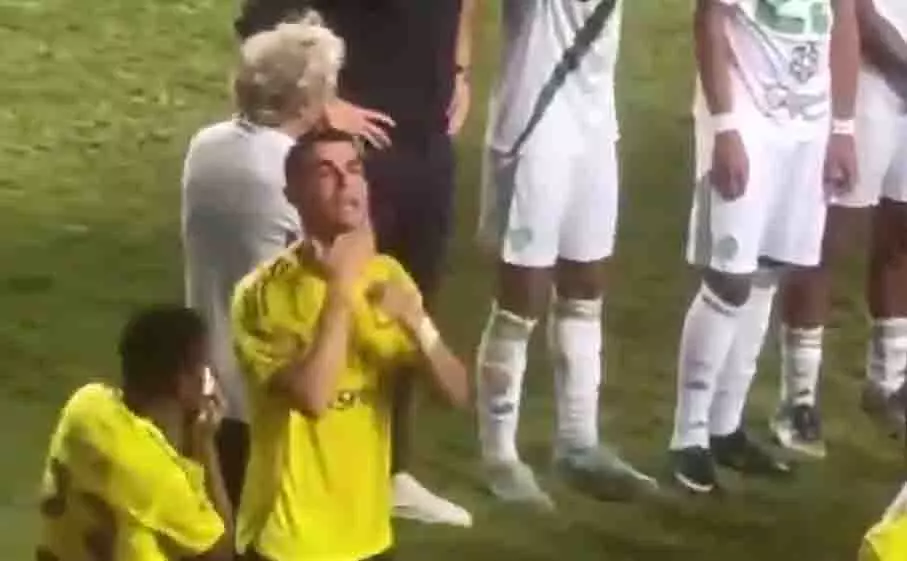 Ronaldo ने हार के बाद खिलाड़ियों को सिर ऊंचा रखने को कहा Ronaldo ने हार के बाद खिलाड़ियों को सिर ऊंचा रखने को कहा