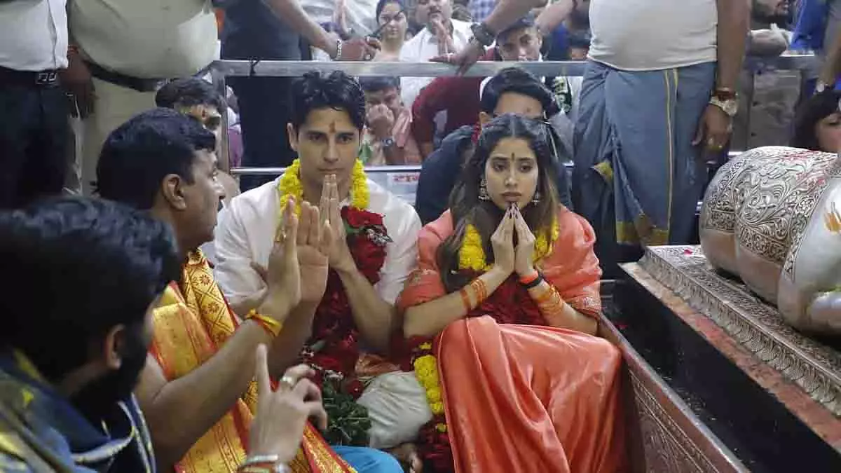 ‘Param Sundari’ से पहले जान्हवी और सिद्धार्थ ने मंदिर में जताई श्रद्धा ‘Param Sundari’ से पहले जान्हवी और सिद्धार्थ ने मंदिर में जताई श्रद्धा