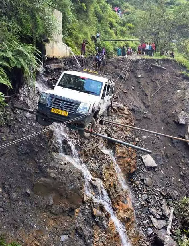 Himachal: राज्य में भारी बारिश के कारण 313 सड़कें बंद Himachal: राज्य में भारी बारिश के कारण 313 सड़कें बंद