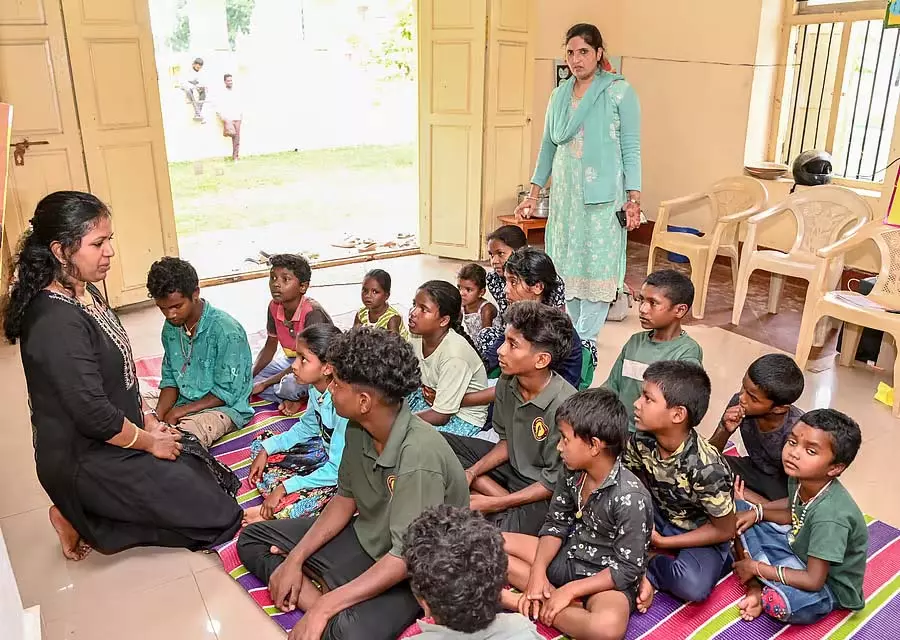 Mysore : महल के प्रांगण में जंगल के बच्चों का शोर Mysore : महल के प्रांगण में जंगल के बच्चों का शोर