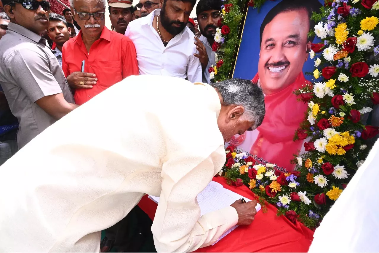 Andhra Pradesh CM नायडू ने सुधाकर रेड्डी को श्रद्धांजलि दी Andhra Pradesh CM नायडू ने सुधाकर रेड्डी को श्रद्धांजलि दी