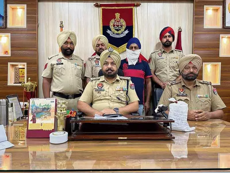 Amritsar: 559 ग्राम हेरोइन, हथियार बरामद Amritsar: 559 ग्राम हेरोइन, हथियार बरामद